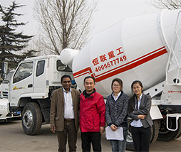 印度客戶來我廠考察自上料攪拌車，小型水泥攪拌車等產(chǎn)品